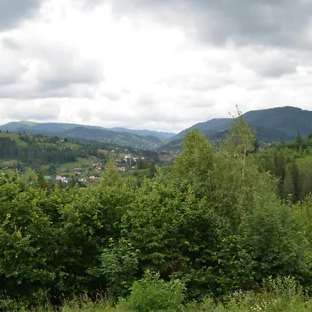 біля лісу апартименти з трьома спальнями Apartamento Slavske