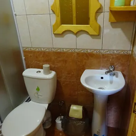 біля лісу апартименти з трьома спальнями *