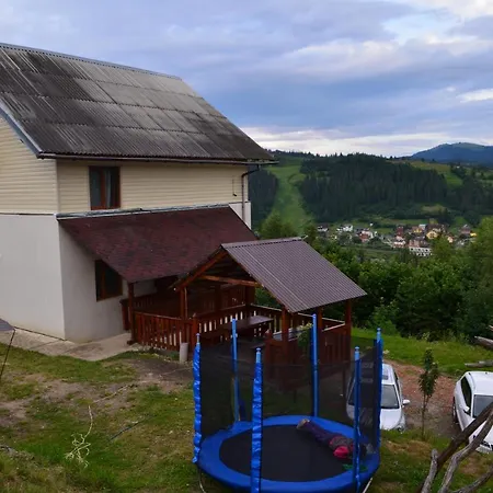 біля лісу апартименти з трьома спальнями Apartment Slavske