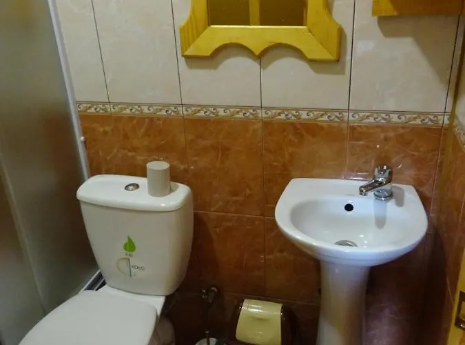 біля лісу апартименти з трьома спальнями *